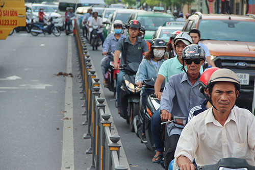 Container no lop lao vao nha dan o trung tam TP HCM-Hinh-2