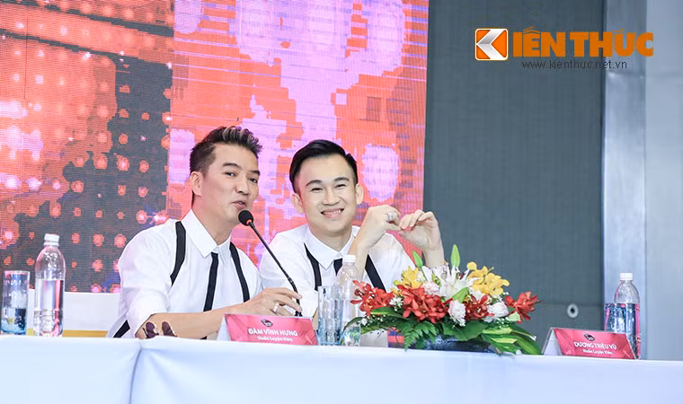 Là người đã từng “cầm trịch” khá nhiều cuộc thi âm nhạc trước đó, HLV Đàm Vĩnh Hưng cho rằng: “Đối với khán giả thì những gì mới mẻ luôn hấp dẫn và thu hút mọi người hơn. Chính vì vậy, với format mới lạ và độc đáo chưa từng có từ trước đến nay thì Đàm Vĩnh Hưng tin chắc rằng Tuyệt đỉnh song ca sẽ mang đến nhiều điều mới lạ và thú vị hơn cho người xem. Đặc biệt hơn nữa đây cũng là lần đầu tiên Đàm Vĩnh Hưng và Dương Triệu Vũ, một người đồng nghiệp, người em thân thiết cùng đảm nhận vị trí HLV. Chúng tôi sẽ có những sự kết hợp ăn ý và ấn tượng để mang về những thí sinh chất nhất cho đội của mình”. Ảnh: Hoàng Thiên Dũng