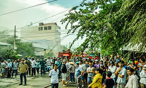 Hàng trăm người dân tháo chạy hoảng loạn.