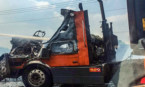 Container boc chay tren cao toc, tai xe bung cua bo chay