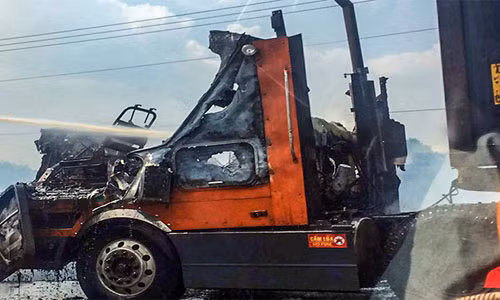 Container boc chay tren cao toc, tai xe bung cua bo chay