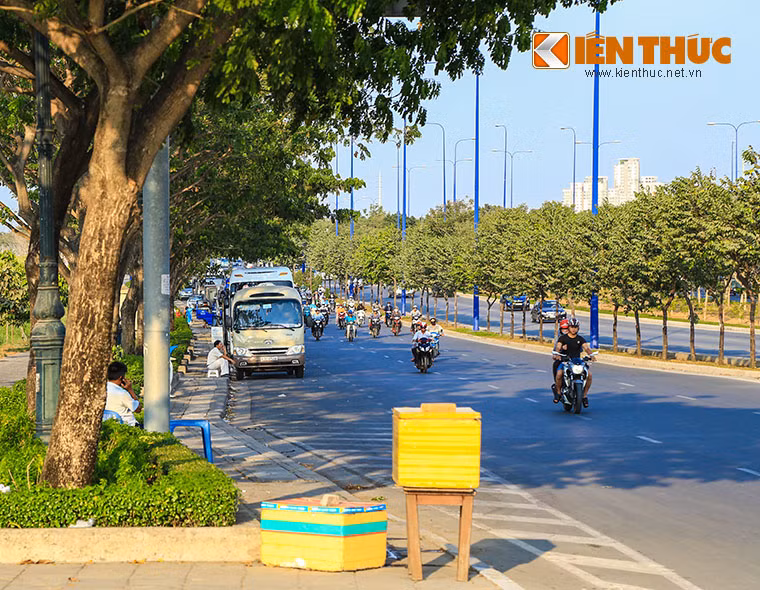 Lãnh đạo Đội Thanh tra giao thông số 5 (Sở GTVT TP HCM) cho biết, do mới cắm biển nên có thể chỉ nhắc nhở, chưa có mức xử phạt nên các nhà xe không sợ, bất chấp lệnh cấm để đỗ và đón trả khách trên đường Mai Chí Thọ.