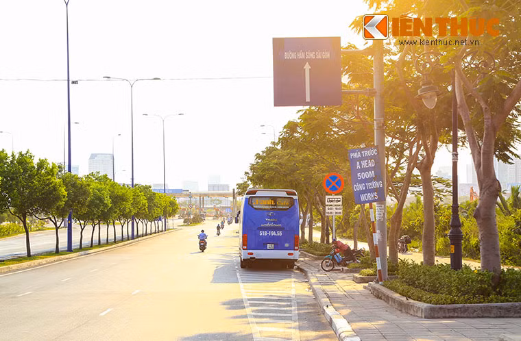 Chiếc xe khách giường nằm của hãng Hạnh Cafe đỗ ngay biển cấm đoạn trước trạm thu phí hầm sông Sài Gòn.