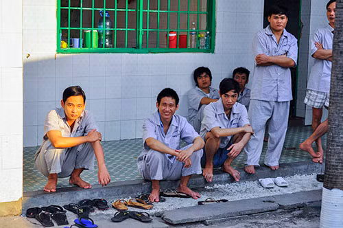 Xo xat trong bua an, 2 benh nhan tam than dam nhau tu vong