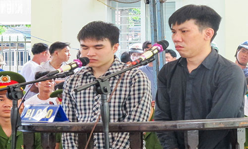 Hai bị cáo giết chết bạn tình đồng tình trước vành móng ngựa.