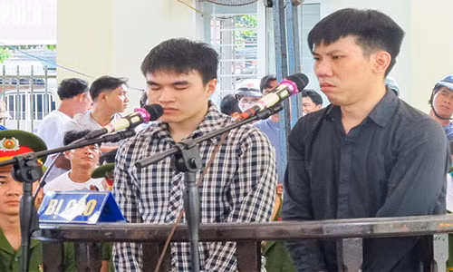 Hai bị cáo giết chết bạn tình đồng tình trước vành móng ngựa.