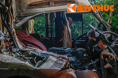 Phần đầu xe khách bị hư hỏng nặng.