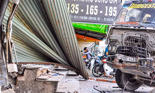 Chiếc xe tải lao lên vỉa hè đâm sập 3 ki-ốt bên đường sau khi tông liên hoàn 3 ôtô.