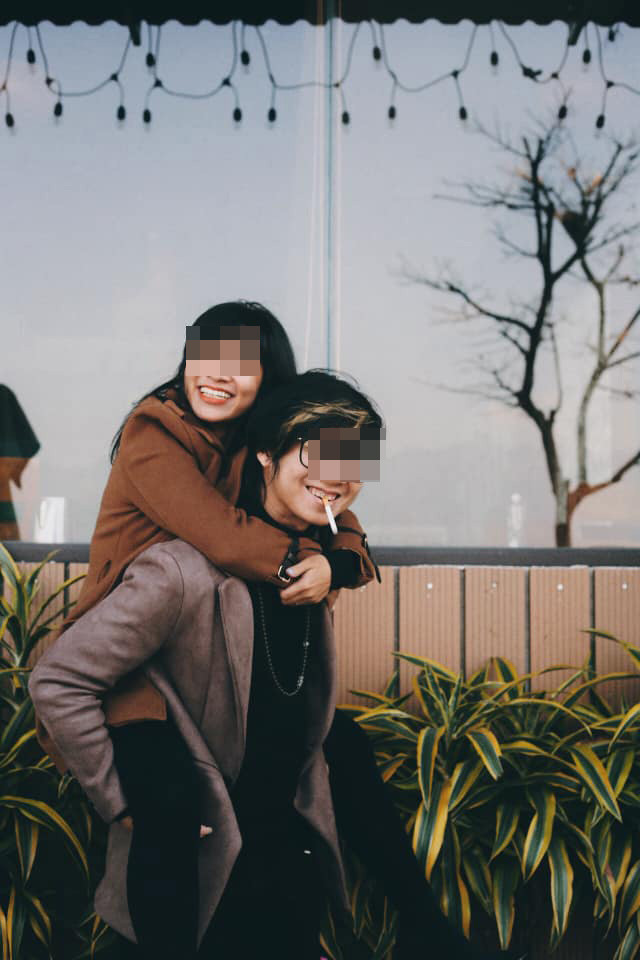 Một lãnh đạo xã Võng La (huyện Đông Anh) xác nhận đã nghe thông tin về sự việc. Thông tin ban đầu, mẹ của bé gái là chị L.A (29 tuổi) có quan hệ rất phức tạp và thường trú tại nội thành Hà Nội nên thường xuyên vắng mặt tại địa bàn. Chị L.A đã trải qua 3 đời chồng, bé gái mới mất là con của người chồng thứ 2.