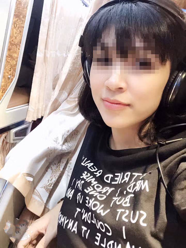 Nhìn hình ảnh của nghi phạm L.A, nhiều người không thể hiểu nổi 1 người phụ nữ xinh đẹp như vậy tại sao lại có thế ra tay hành hạ cháu bé tàn ác đến tử vong? Xem thêm video: Xót lòng bé 4 tuổi bị bạo hành. Nguồn: VTC 1.