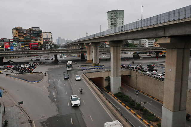 Nút giao Nguyễn Trãi - Nguyễn Xiển không hề xảy ra xung đột giao thông giữa các làn di chuyển. (Ảnh: Gia Đình và Xã Hội). 