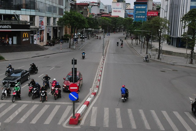 Trục giao thông Chùa Bộc - Thái Hà vắng như ngày Tết. (Ảnh: Gia Đình và Xã Hội).