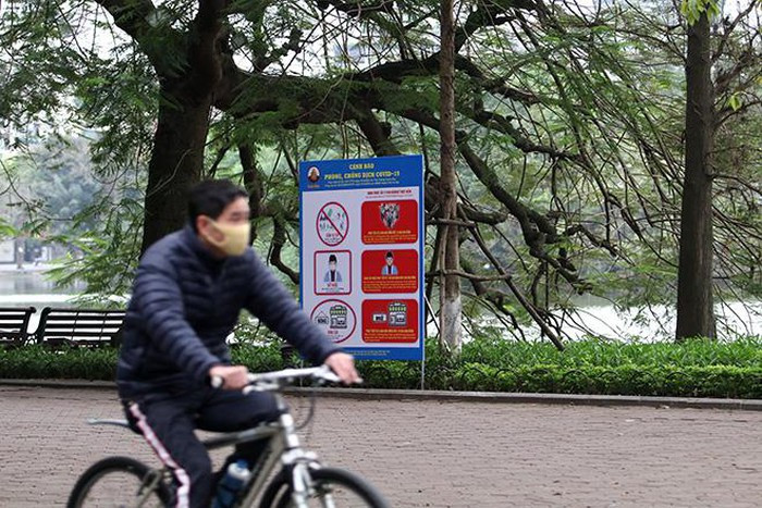 ăng rôn, khẩu hiệu về cách phòng chống dịch COVID-19 được dựng ở những vị trí dễ quan sát nhất. (Ảnh: TTXVN). 