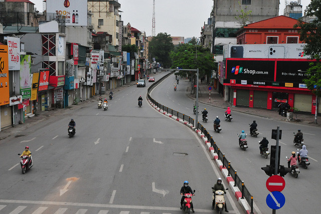Lượng người đi lại trở lên thưa thớt và ít hẳn so với thường ngày. (Ảnh: Gia Đình và Xã Hội).