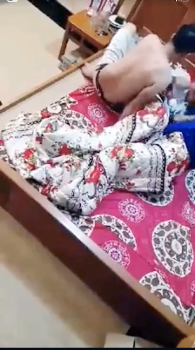 Theo người đăng tải đoạn clip nói trên, đoạn clip do một người giấu tên gửi và nhờ đăng với mong muốn Công an thị xã Thuận An, tỉnh Bình Dương vào cuộc xử lý. Tài khoản Facebook giấu tên cũng cho biết ông bà cụ già đã 70 tuổi, quê ở huyện Thạch Hà (Hà Tĩnh) theo con vào Bình Dương sinh sống đã được hàng chục năm nay. Người đánh ông cụ trong đoạn clip được xác định là người con đã gần 50 tuổi.