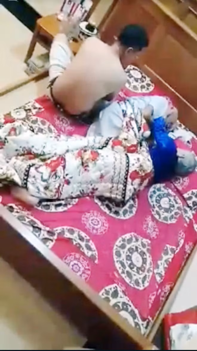 Trước khi đánh ông cụ, người đàn ông đã nhéo tai ông cụ rất lâu rồi chỉ tay vào mặt mắng chửi sau đó thì tát. Sau khi ông cụ bị tát, bà cụ nằm kế bên đã kêu lên rồi bật khóc. Ông cụ quay sang bà cụ rồi cả hai cùng khóc. Bà cụ với cử chỉ yếu ớt lấy khăn lau nước mắt cho ông cụ rồi kéo tấm mền đắp lên người cho ông. Thấy vậy, người đàn ông tiếp tục quay sang chỉ vào mặt bà cụ mắng chửi, đe doạ.