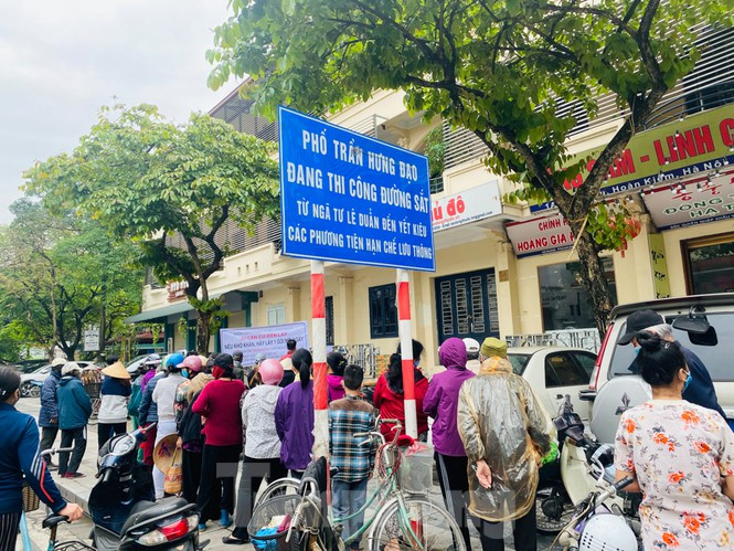 Người dân xếp hàng dài tại điểm nhận đồ ăn từ thiện trên phố Yết Kiêu, Hà Nội. Việc tụ tập đông người khiến công tác kiểm soát phòng, chống dịch COVID -19 khó kiểm soát. Các nhóm từ thiện đã quyết định tạm thời không phát đồ ăn trong sáng nay để cùng các lực lượng chức năng tìm giải pháp an toàn, hiệu quả.