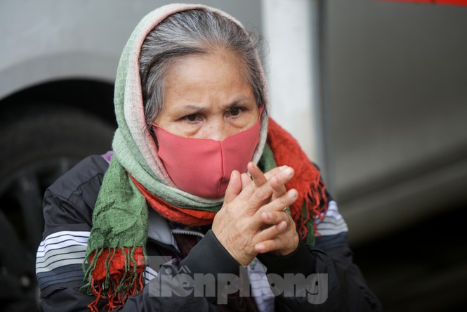 Dù nhóm từ thiện thông báo tạm dừng phát đồ ăn nhưng một số người dân vẫn kiên nhẫn ngồi chờ. 