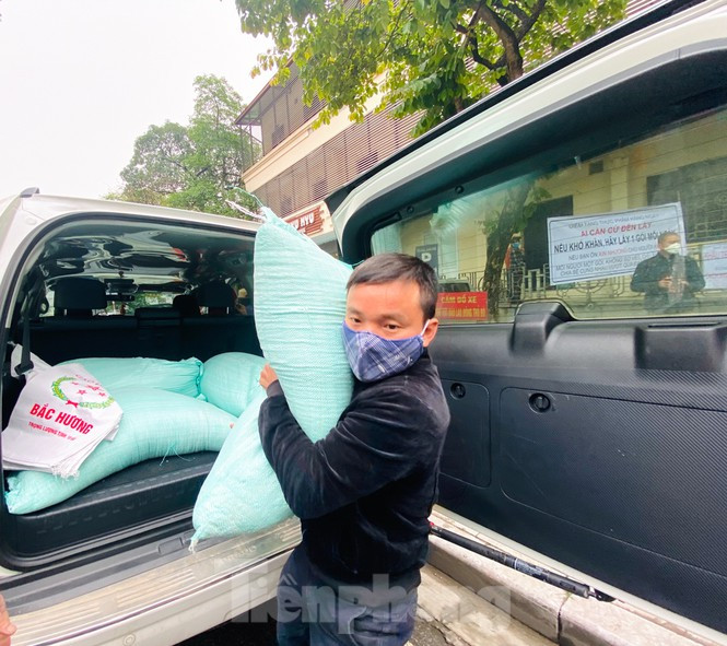 Một nhóm từ thiện vận chuyển 5 tạ gạo qua các điểm từ thiện của Thành phố Hà Nội để đóng góp, chung tay giúp đỡ những người có hoàn cảnh khó khăn.