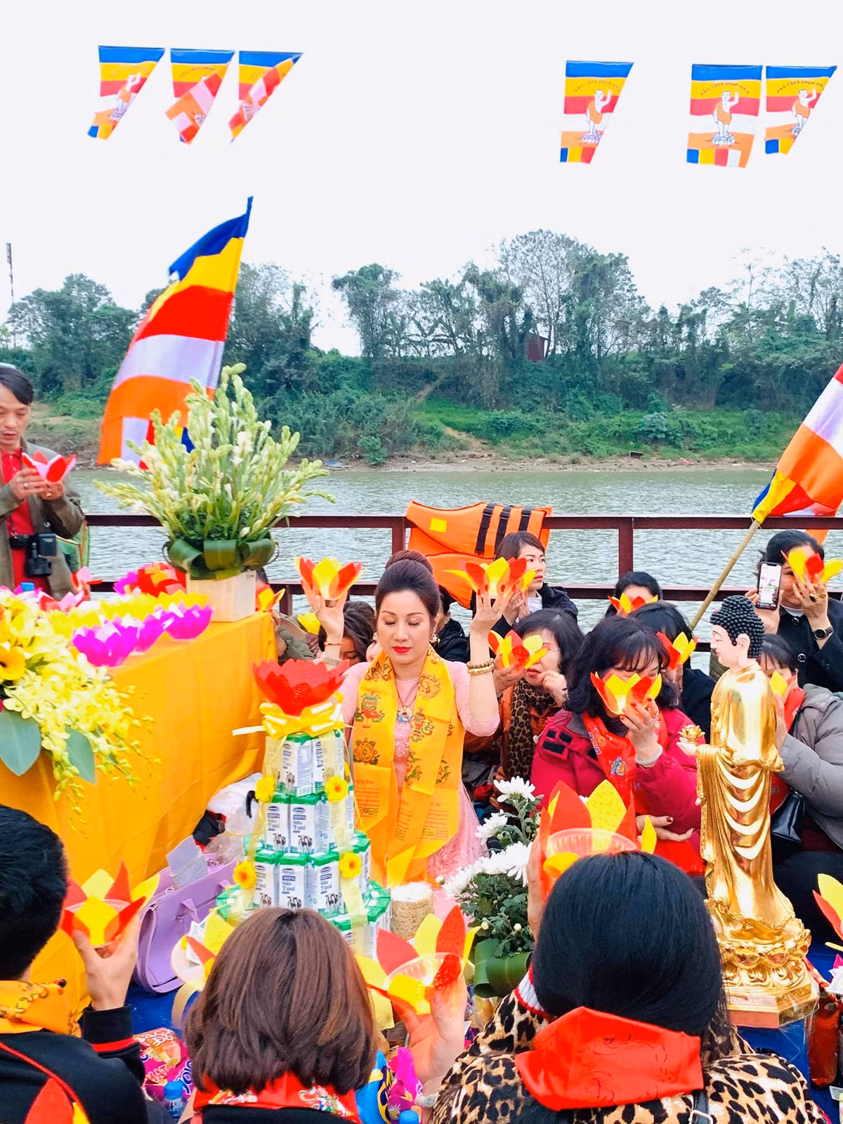Do hàng tới tay người nhận muộn nên bà Dương đã gọi điện yêu cầu phụ xe khách là anh Trịnh Ngọc Anh (24 tuổi, ngụ thôn Tây Hòa, xã Vũ Ninh, huyện Kiến Xương, tỉnh Thái Bình) về thành phố Thái Bình gặp vợ chồng bà Dương.