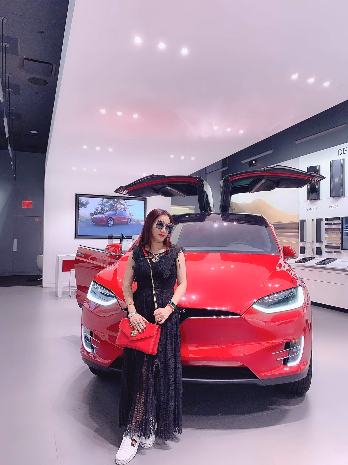 Vụ nữ đại gia Dương Đường bị bắt khiến dư luận Thái Bình xôn xao nhưng không mấy bất ngờ. Vụ việc bà Dương cùng đàn em đánh phụ xe khách ngay trong nhà vỡ xương hàm, dập mũi... đã làm mất đi hình tượng về một người phụ nữ nhân hậu, có tấm lòng vì cộng đồng và có tâm thiện nguyện mà bà xây dựng bấy lâu nay. Xem thêm video: Vì sao nữ đại gia Dương "Đường" Thái Bình bị bắt?. Nguồn: VTC 14.