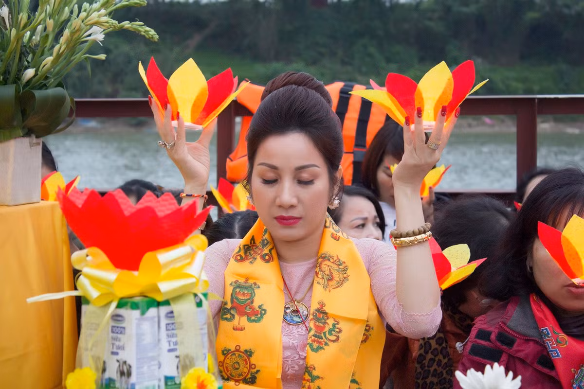 Theo tìm hiểu của PV, nữ doanh nhân Dương Đường tên thật là Nguyễn Thị Dương (SN 1980, tại Thái Bình), là vợ ông Nguyễn Xuân Đường (SN 1971, cùng quê Thái Bình).