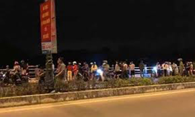 Đến khoảng 21h30 cùng ngày, thi thể nạn nhân được lực lượng chức năng địa phương tìm thấy. Theo xác minh, người nhảy cầu là em L.V.H (SN 2002, học lớp 12, trú thôn Phiếm Ái 2, xã Đại Nghĩa, huyện Đại Lộc). Thi thể của nam sinh đã được bàn giao cho gia đình để lo hậu sự.