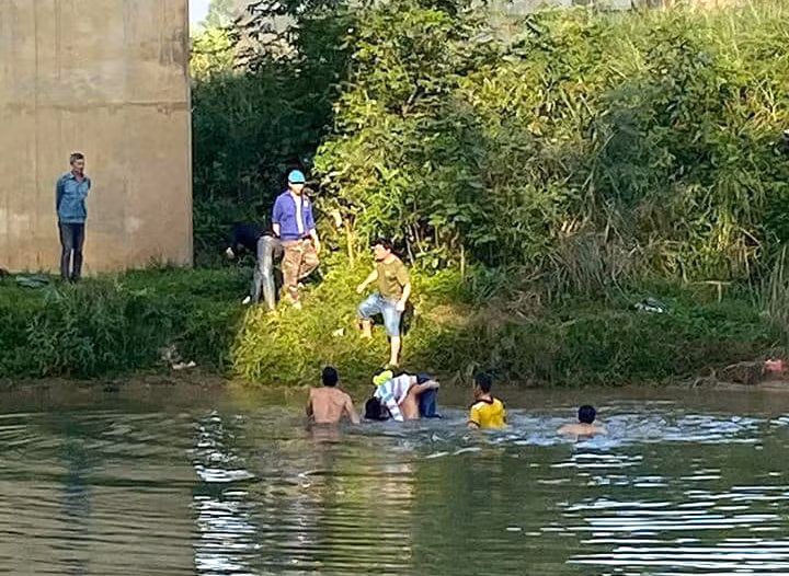 Sau nhiều ngày tìm kiếm, người dân phát hiện thi thể em T.A. nổi trên hồ Yên Mỹ. Nhận được tin báo, cơ quan Công an đến hiện trường, trục vớt thi thể nạn nhân và tiến hành công tác khám nghiệm. Được biết, T.A. là con út trong gia đình 4 chị em, gia đình thuộc diện khó khăn. (Ảnh minh họa).