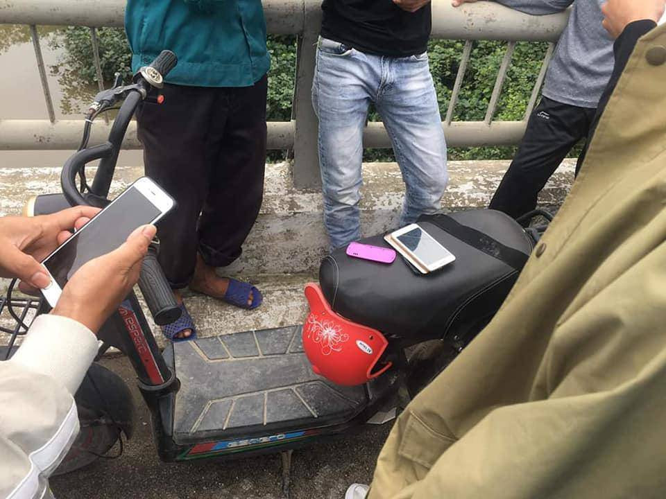  Nữ sinh lớp 11 để lại thư tuyệt mệnh rồi nhảy cầu tự tử: Khoảng 11h30 ngày 30/11/2019, người dân phát hiện một chiếc xe đạp điện cùng đôi dép để trên cầu Phủ 2, xã Thạch Lâm, huyện Thạch Hà, tỉnh Hà Tĩnh. Nghi có việc chẳng lành người dân đã thông báo cho cơ quan chức năng.