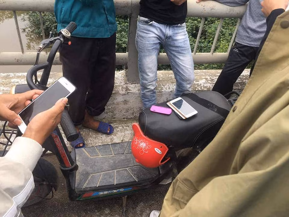  Nữ sinh lớp 11 để lại thư tuyệt mệnh rồi nhảy cầu tự tử: Khoảng 11h30 ngày 30/11/2019, người dân phát hiện một chiếc xe đạp điện cùng đôi dép để trên cầu Phủ 2, xã Thạch Lâm, huyện Thạch Hà, tỉnh Hà Tĩnh. Nghi có việc chẳng lành người dân đã thông báo cho cơ quan chức năng.