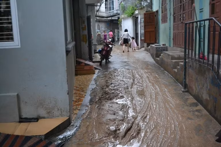 Trao đổi với PV Kiến Thức, Chủ tịch UBND TP Hạ Long, ông Phạm Hồng Hà cho biết, ông vừa chỉ đạo tạm thời dừng thi công dự án Quần thể Du lịch nghỉ dưỡng FLC Hạ Long của Tập đoàn FLC vì để đất đá trôi xuống gây ngập lụt khu dân cư.