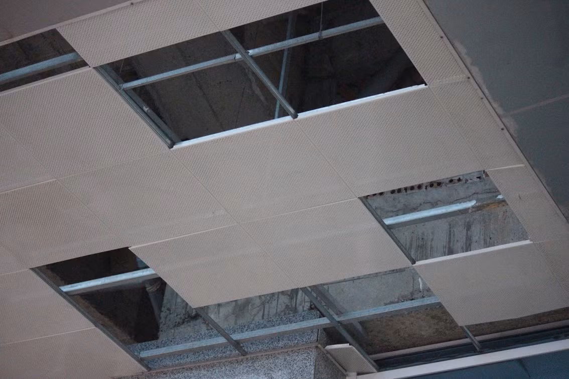 Trao đổi với PV Kiến Thức, ông Vũ Nam Dương, Chánh Văn phòng Sở Văn hóa Thể thao Du lịch tỉnh Thái Bình, cho biết: “Cơn bão số 2 đi qua Thái Bình đã làm lật phần mái nhà thi đấu. Cơn bão này tương đối lớn, thực sự là lớn. Nhà thi đấu lại nằm độc lập một mình, xung quanh là ruộng, thế của nhà thi đấu là rất bất lợi cho nên có thể nói việc ảnh hưởng của cơn chắc chắn là có chứ không phải là không, còn việc chất lượng công trình như thế nào chúng tôi cũng chưa dám kết luận, chờ cơ quan chức năng phối hợp với UBND thì lúc đấy chúng sẽ mời đơn vị thi công số 3 vào kiểm tra để đánh giá ra đưa ra kết luận”.