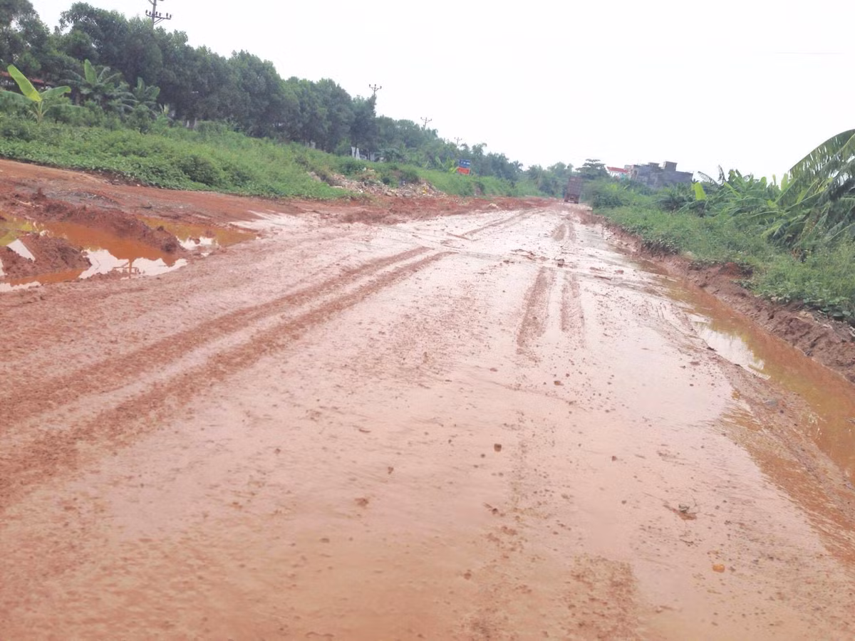 Chị Đỗ Thị Huế, nhân viên công ty Dệt HOPEX, cho biết: “Công ty tôi nằm ngay con đường này. Hàng ngày buộc phải đi qua mà mỗi lần đi qua là một lần ám ảnh. Nhất là trời mưa, đường nhiều vũng không thể đi được. Không hiểu các cấp chính quyền có biết về cuộc sống khốn khổ của chúng tôi ở đây hay không. Chúng tôi phải sống chung với cảnh lầy lội, với nguy cơ tai nạn giao thông đến khi nào?”.