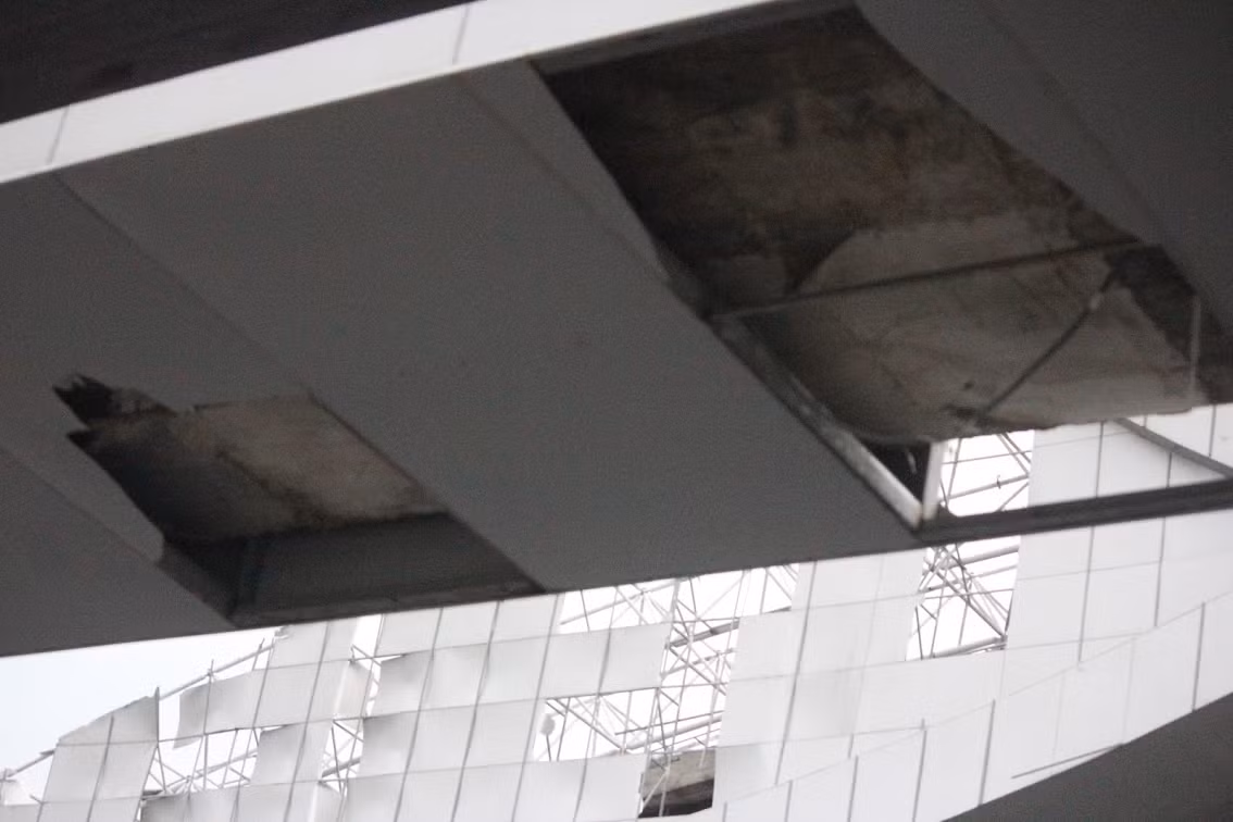 Nhiếu mảnh ốp tường bị hư hỏng.