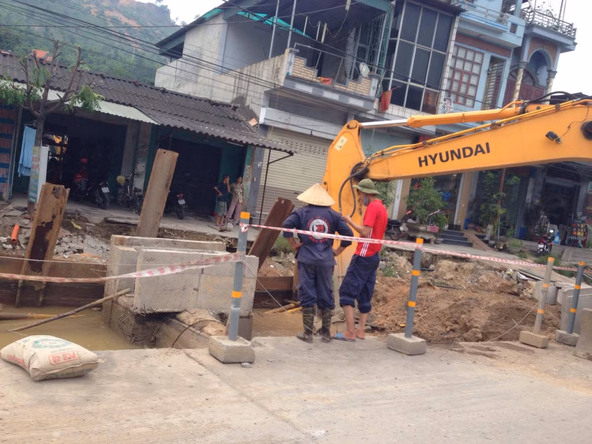 Người dân mong muốn chính quyền và đơn vị thi công quan tâm hơn nữa, nhằm đảm bảo an toàn tính mạng cho người dân trong quá trình triển khai thi công.