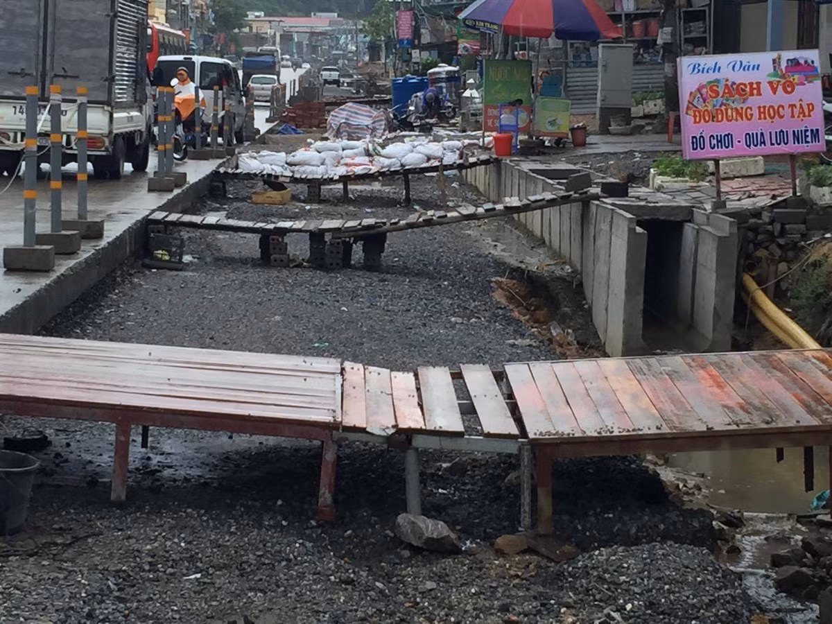 Không ai ngờ rằng, dù sống ở thành phố, ngay ven quốc lộ mà có thời điểm họ phải đi trên chiếc cầu tạm như thế này.