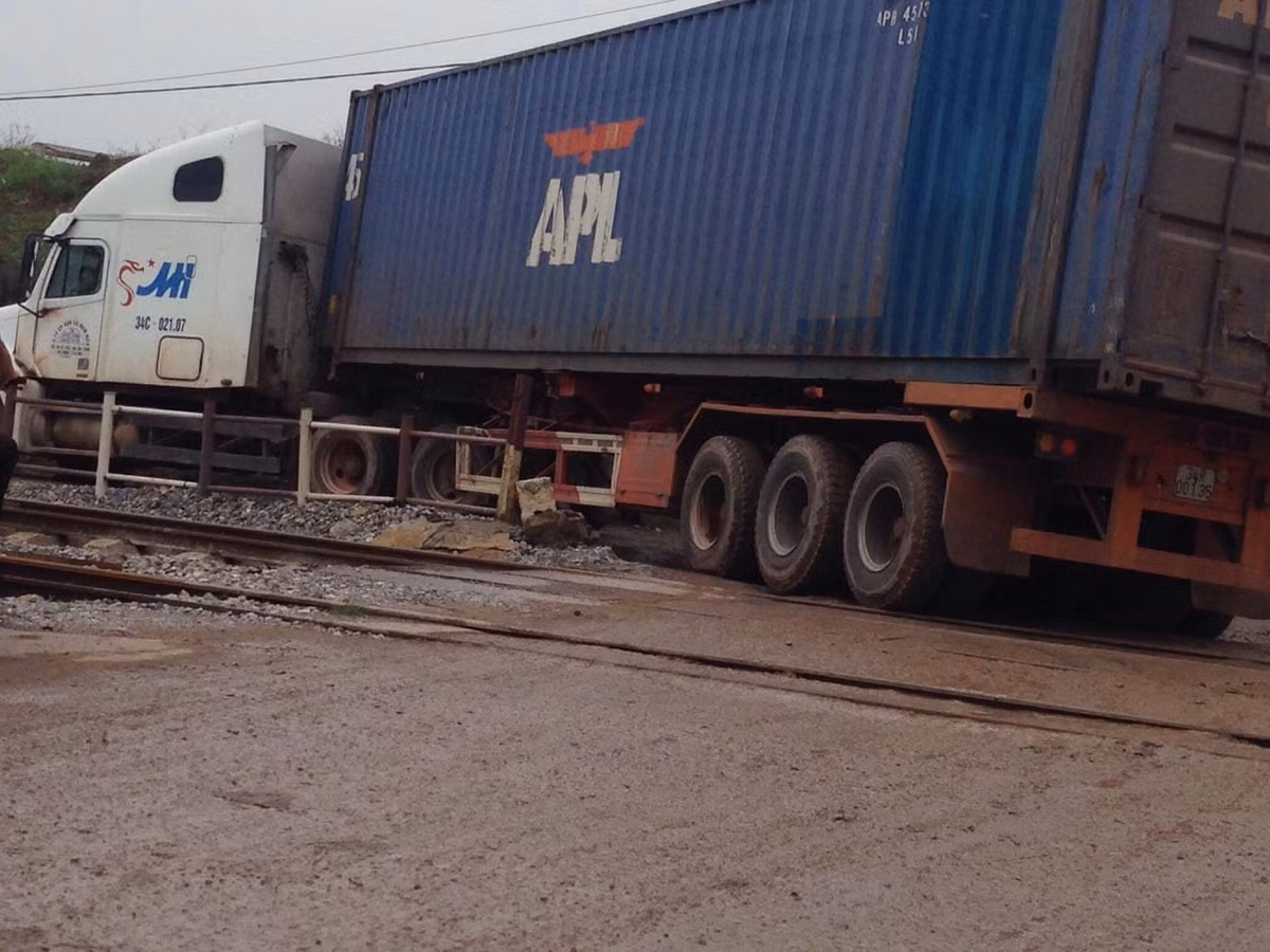 Đoạn đường trên do UBND huyện Cẩm Giàng quản lý, thời gian gần đây đã tổ chức đấu thầu và giao cho một công ty đứng ra sửa chữa, nâng cấp đoạn đường này. Nhưng không hiểu lý do gì mà đến nay dự án nâng cấp đoạn đường “đau khổ” này vẫn “án binh bất động”.