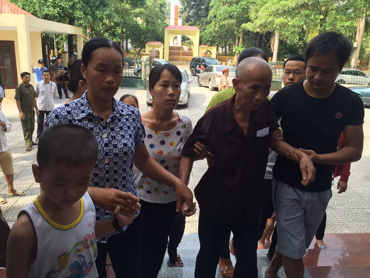 Ông Trần Văn Thêm được người thân dìu đến nghe xin lỗi.