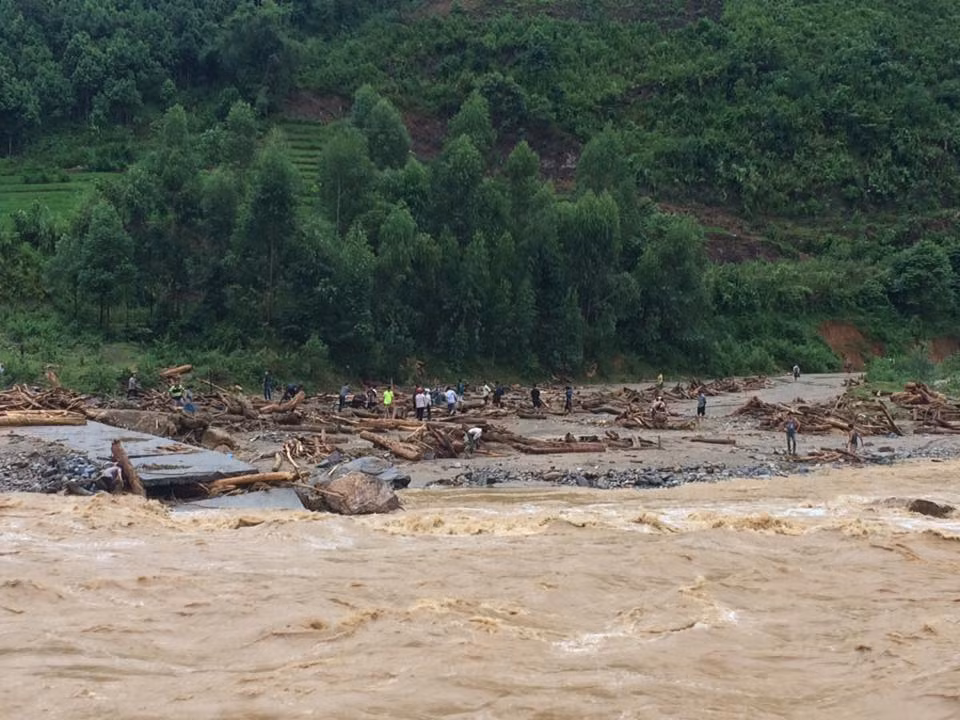 Hang tram nha dan o Yen Bai sup do, sat lo dat lon-Hinh-2