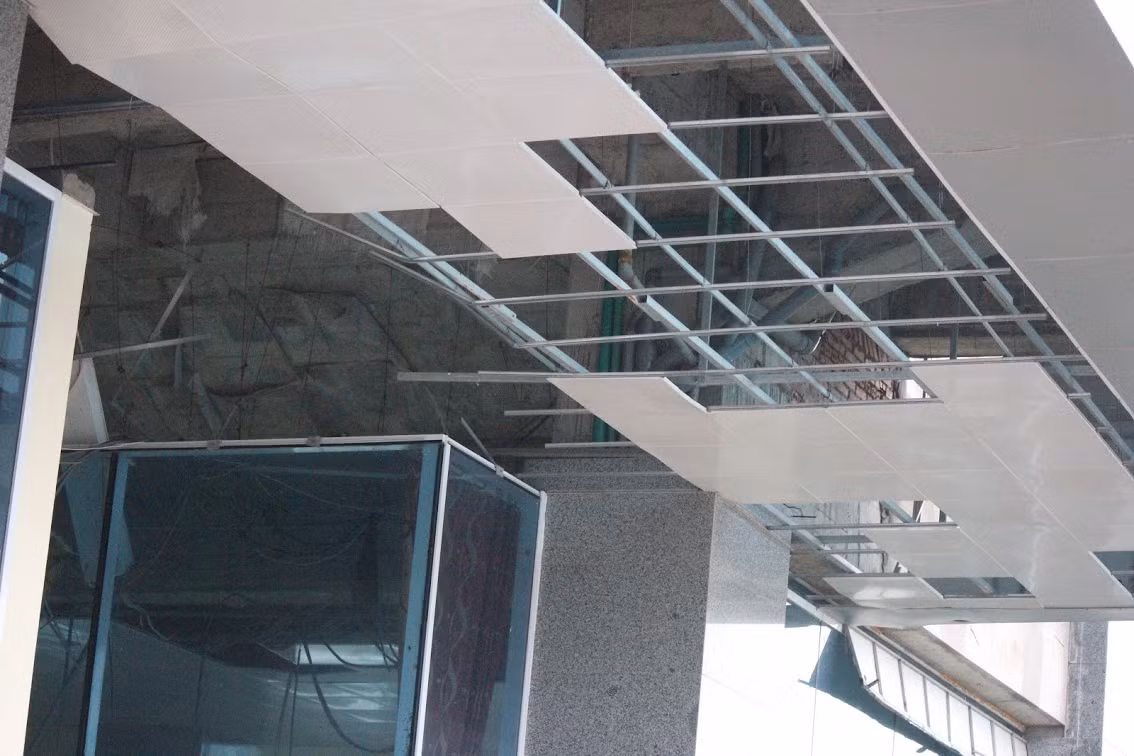 “Việc Nhà thi đấu TDTT đa năng tỉnh Thái Bình, chúng tôi cũng đã có cuộc họp theo chỉ đạo của Chủ tịch UBND tỉnhThái Bình. Nội dung cuộc họp về việc chuẩn bị tu sửa lại mái của nhà thi đấu bị lật một phần. Vẫn chưa kết luận được vì nó liên quan đến nhiều vấn đề. Chất lượng công trình như thế nào đấy thì tôi cũng chưa nắm được. Chúng tôi cũng đã thống nhất mời một đơn vị thứ 3 độc lập để người ta kiểm tra các hạng mục của nhà thi đấu xong mới lên phương án sửa chữa được”, ông Dương thông tin.