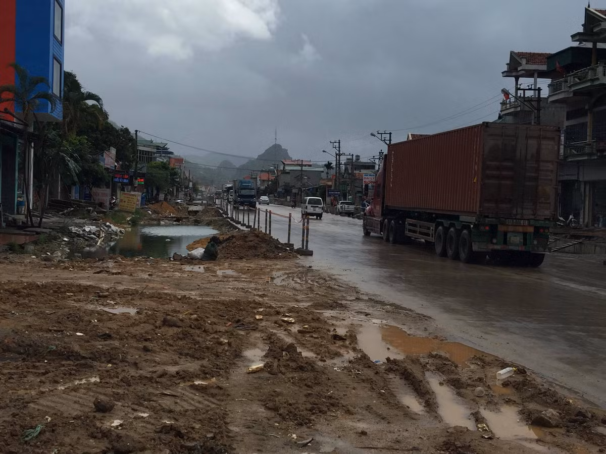 Tuyến đường có nhiều phương tiện lưu thông.