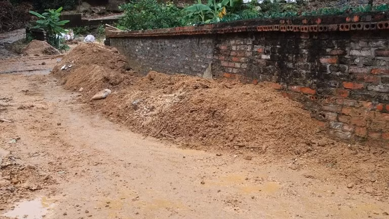 Đất lấp đầy lối đi, phủ kín sân và trong nhà, đất bùn còn tràn xuống những ruộng hoa màu và làm bẩn hết hệ thống nước sinh hoạt sạch của người dân, khiến cho cuộc sống của hàng trăm hộ dân bị ảnh hưởng.