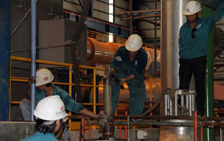 Với công suất 1.200MW, Nhà máy nhiệt điện Vũng Áng 1 do Tập đoàn Dầu khí Việt Nam làm Chủ đầu tư, đặt tại KCN Vũng Áng (Hà Tĩnh) là nhà máy nhiệt điện có công suất lớn nhất không chỉ ở Việt Nam mà còn cả khu vực Đông Nam Á. Tuy nhiên, suốt hơn 6 tháng nay, 1 trong 2 tổ máy bị hỏng, phải ngưng hoạt động khiến nhà máy gặp không ít khó khăn. (Tin, ảnh tổng hợp).