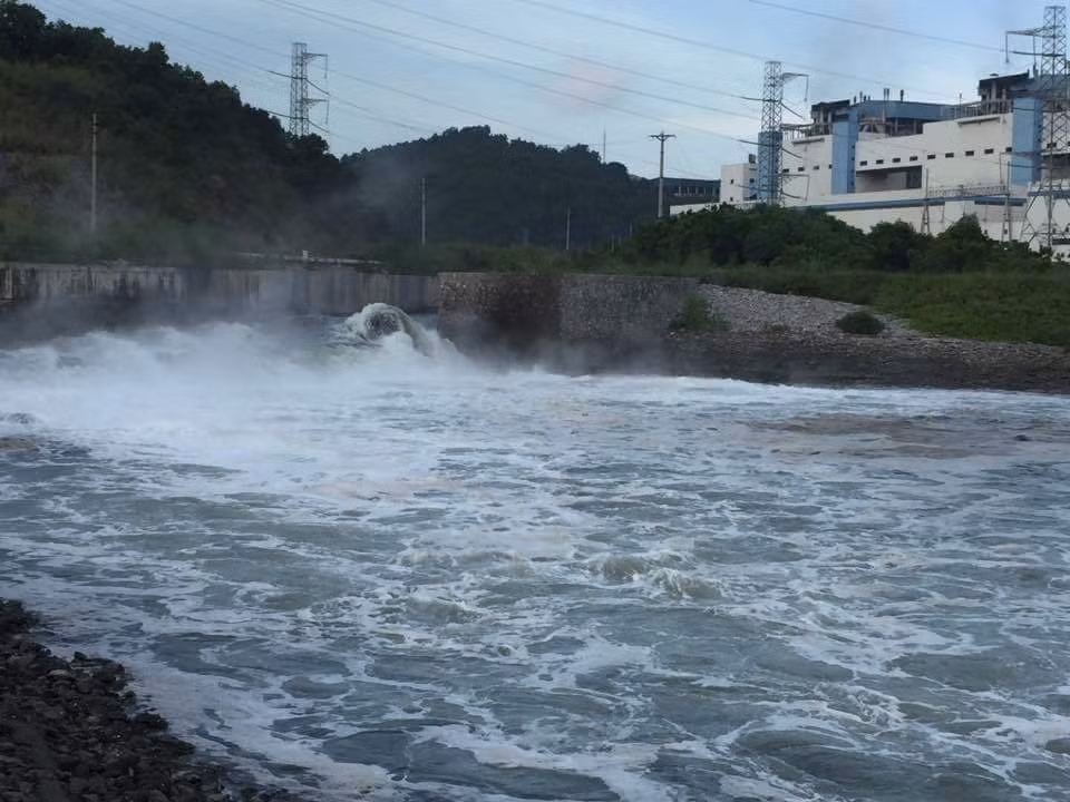 Trong ngày 12/8, Trung tâm Quan trắc Sở Tài nguyên và môi trường tỉnh Quảng Ninh tiến hành quan trắc nước thải và sẽ có kết luận về hiện tượng kỳ lạ trên.