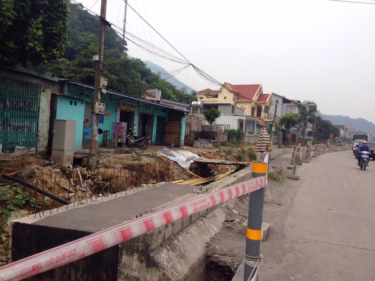 “Những khi mưa to, rãnh đơn vị đào thi công như là cái ao nước, sợ nhất nhà có trẻ nhỏ. Không may các em đi qua cầu không để ý rớt xuống nước thì rất nguy hiểm”, một người dân cho biết.