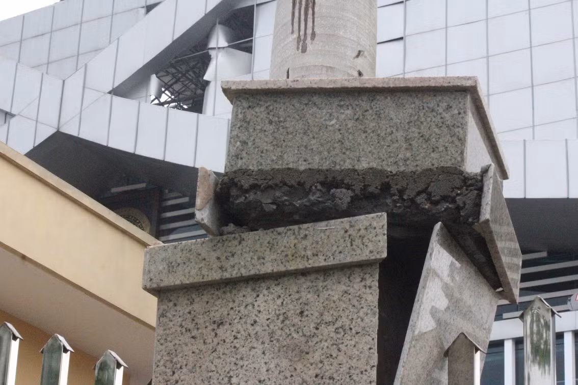 Trụ cột tường bị bong gạch lát.