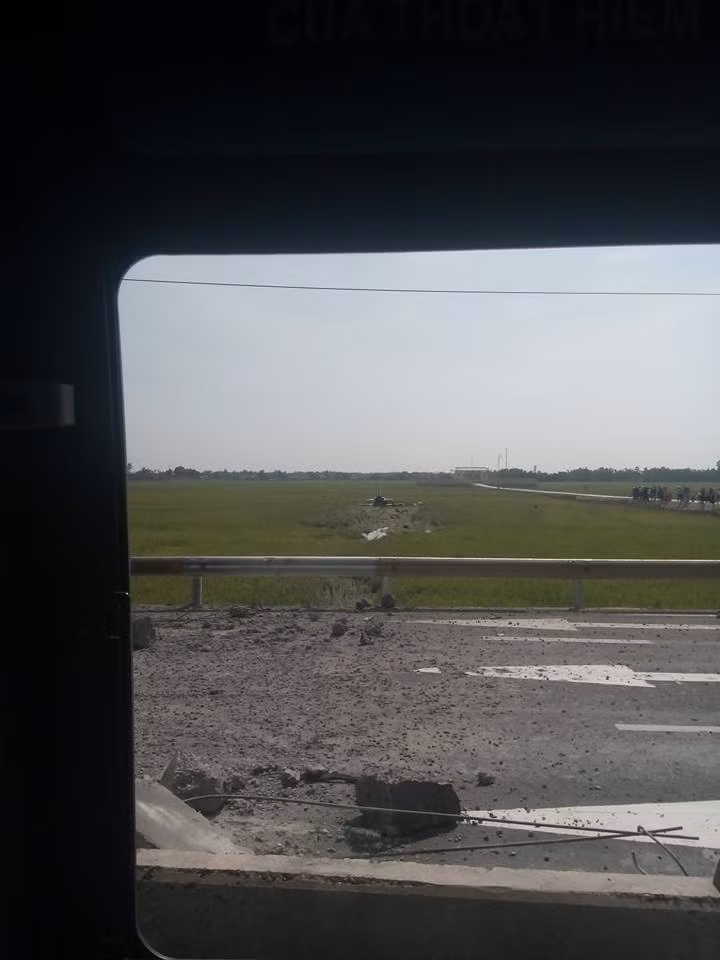 Đường QL 1A bị cày tung. (Ảnh Facebook).