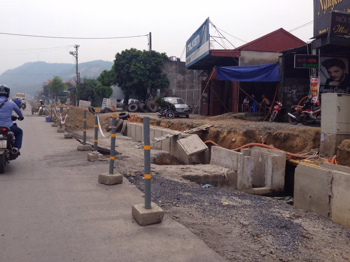 “Không ai có thể biết được mức độ an toàn của những cây cầu này ra sao, nhưng để vào được nhà mình, các hộ dân nơi đây không còn cách nào khác và nếu dự án cứ kéo dài thì người dân nơi đây còn phải chịu cảnh lo lắng, mất an toàn trong mùa mưa lũ này”, bà Nguyễn Thị Thương, một người dân địa phương lo lắng.