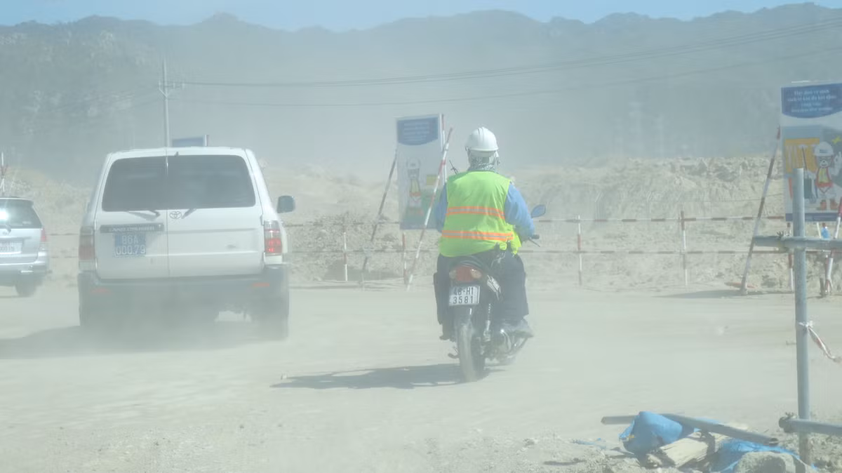 Vào lúc 8 giờ ngày 2/7/2015, trong quá trình vận hành tổ máy số 2 - Nhà máy Nhiệt điện Vĩnh Tân 2 đã xảy ra sự cố. Theo Hà Nội Mới đưa tin, sự cố do nghẹt đường dẫn tro từ phễu thu tro tại bộ lọc bụi tĩnh điện về silo tro dẫn đến tình trạng xả khói thải màu đen ra môi trường. Cũng tại nhà máy nhiệt điện Vĩnh Tân 2, tháng 1/2016, bãi xỉ than của nhà máy bị tố để tro bụi phát tán, ô nhiễm nặng, dân tình bức xúc. (ảnh Lao Động).