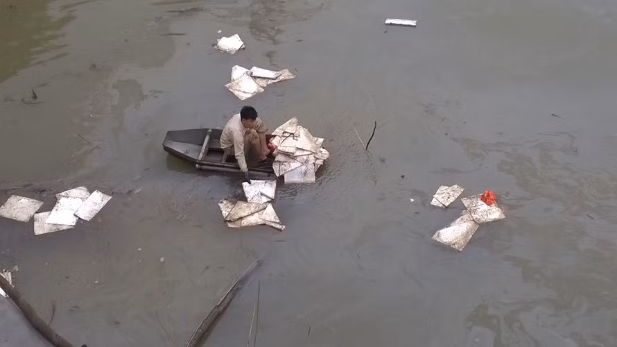 Trước đó, nhà máy Nhiệt điện Uông Bí (TP Uông Bí, Quảng Ninh) cũng xảy ra sự cố tràn dầu. Cụ thể, vào hồi 5h30 ngày 7/1/2015, tại khu vực Nhà máy điện Uông Bí thuộc Tổng công ty Phát điện 1 đã xảy ra hiện tượng rò rỉ dầu ra ngoài điểm xả nước mặt tại đầu cầu sông Uông (điểm xả số 2 theo đăng ký với cơ quan quản lý môi trường). Ảnh: Hải Ninh.